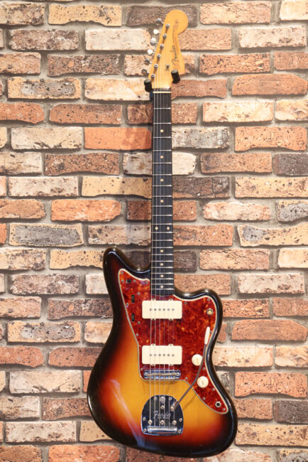 かなり状態の良いスラブボードのジャズマスターです。