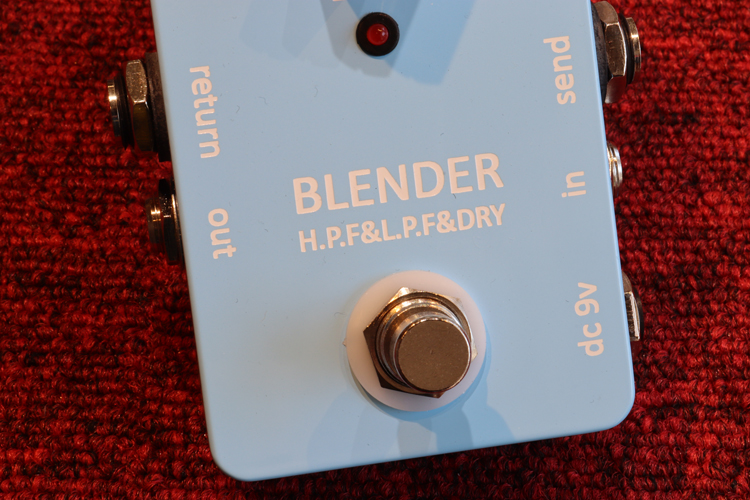 BLENDERはエフェクターにドライ音をブレンドする事ができるエフェクターです。