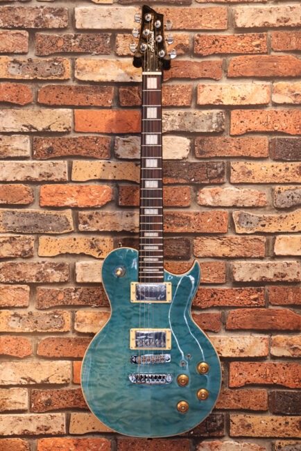 取り回しやすいコンパクトなレスポールシェイプのPE！スイッチでシングルコイルになります。