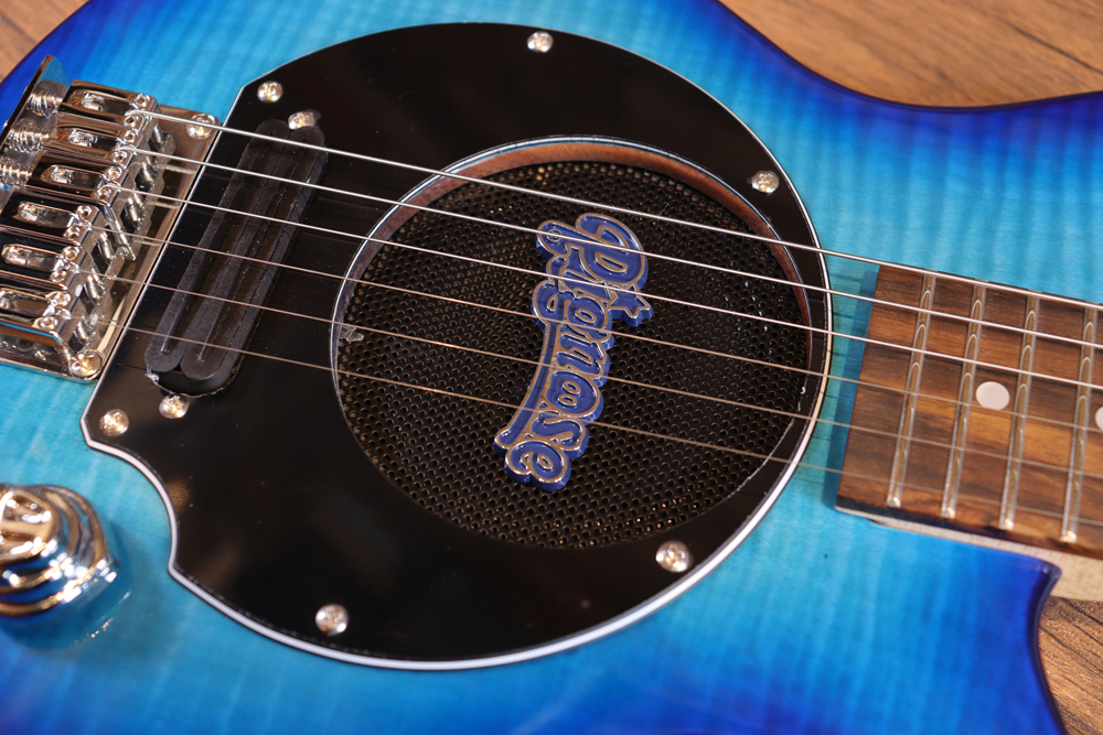 元祖アンプ内蔵ギターはこれ！Pignose Ampもさることながら、このギターも最高です！フレイムメイプル仕様の高級バージョンです。
