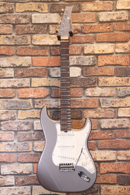 通常はリアがシングルサイズのハムバッカーですが、3シングルのスペシャル仕様