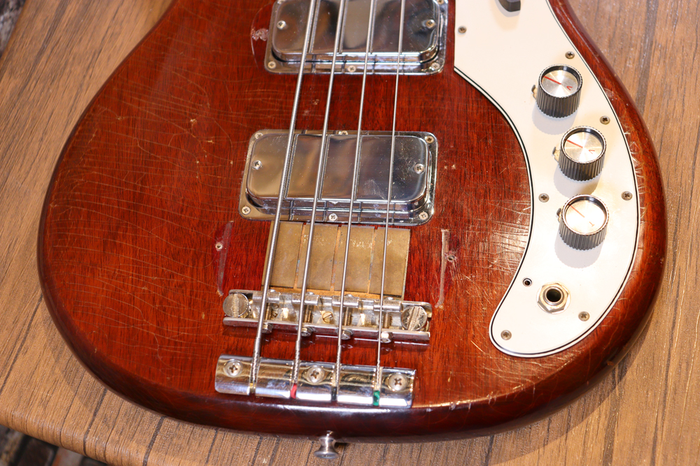 GibsonのThunderbird IVと同等機種のEmbassy Deluxeです！