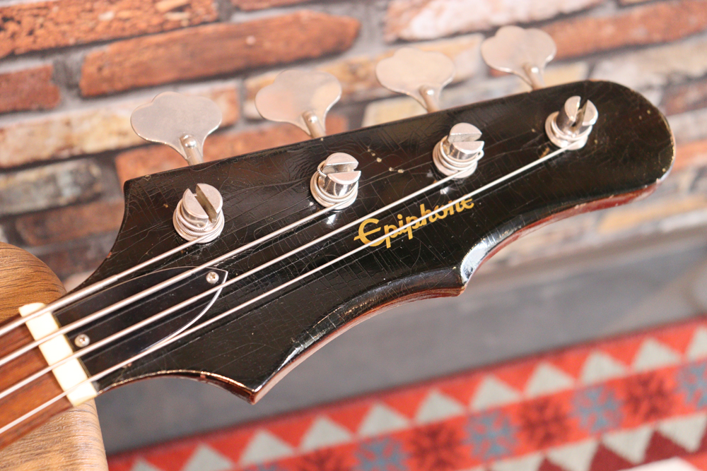 GibsonのThunderbird IVと同等機種のEmbassy Deluxeです！