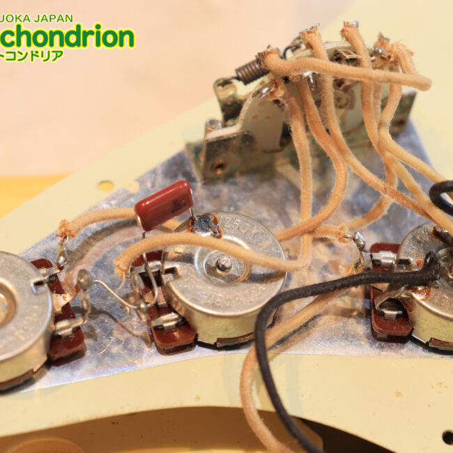 ピックガードをミントグリーンに交換、5way仕様のストラトです！