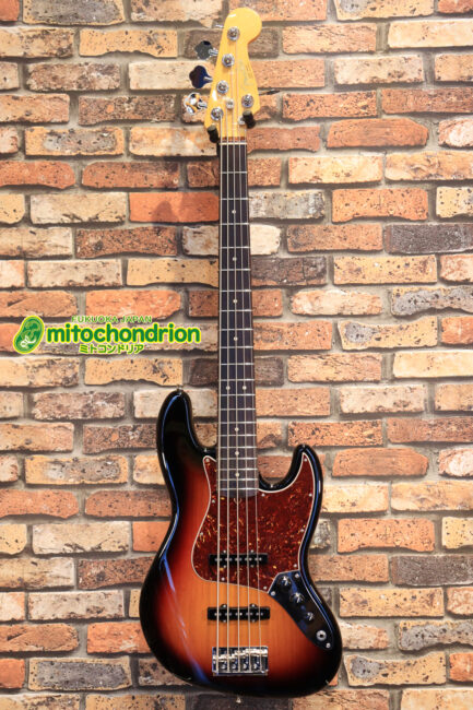 スリムなネック形状で弾きやすいFenderの5弦ベース！