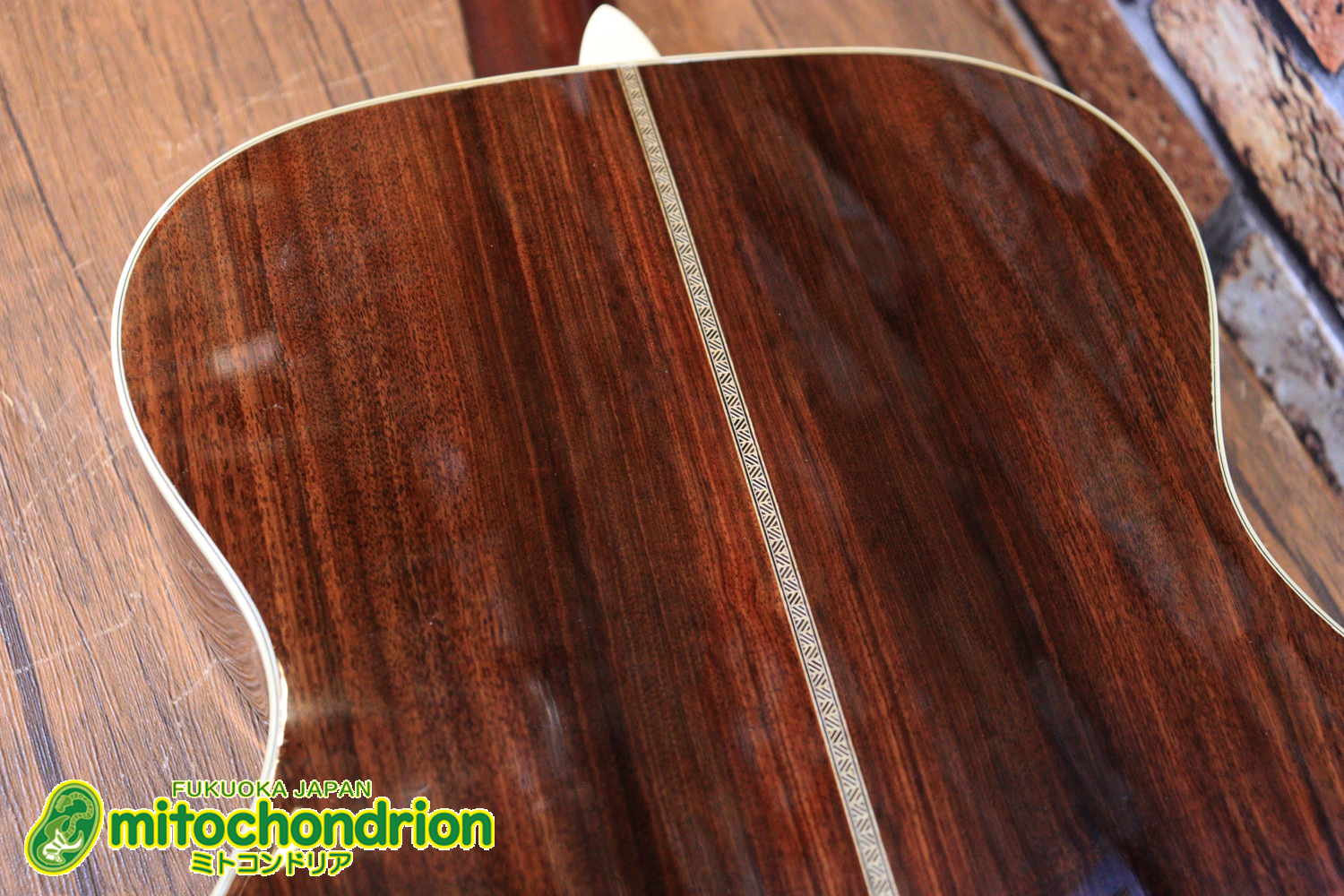 フィッシュマンのピックアップを搭載したOM28V！