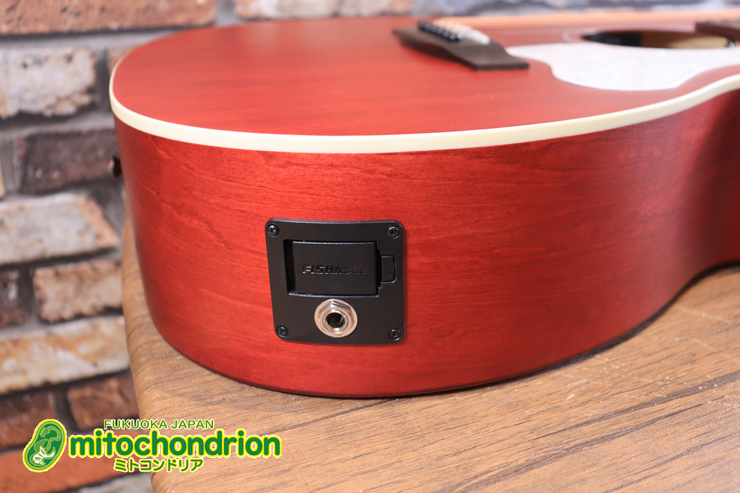 これから始める方にもお勧め！艶消しブラックのエレアコ！クリップチューナーとカポ付きです！！