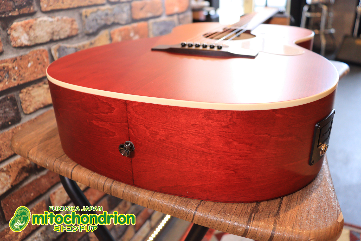 これから始める方にもお勧め！艶消しブラックのエレアコ！クリップチューナーとカポ付きです！！