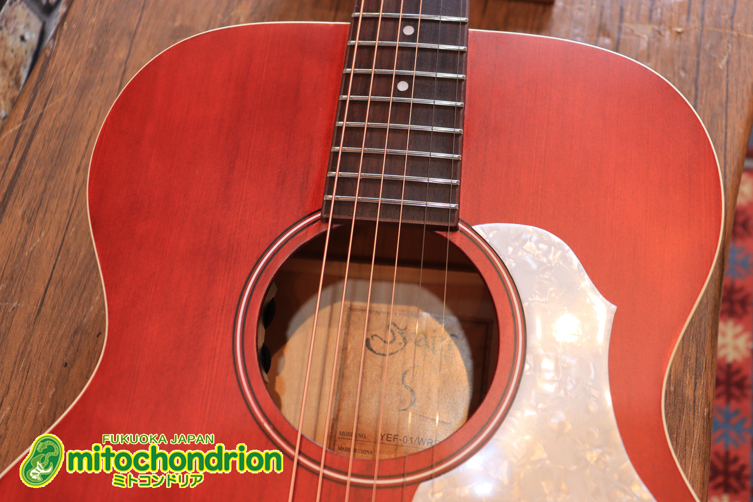 これから始める方にもお勧め！艶消しブラックのエレアコ！クリップチューナーとカポ付きです！！