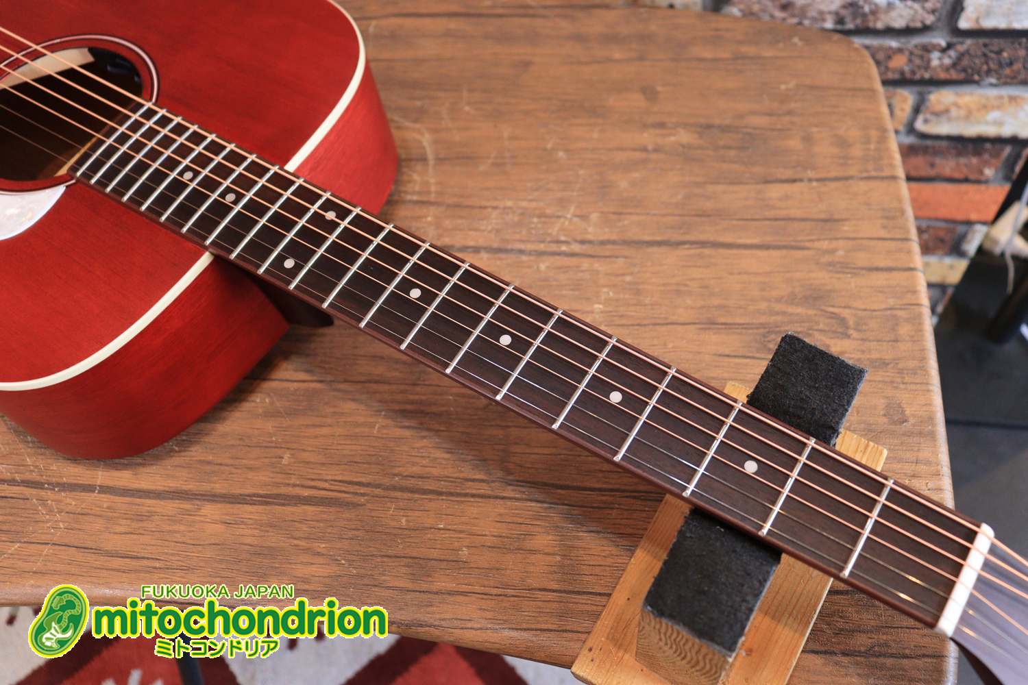 これから始める方にもお勧め！艶消しブラックのエレアコ！クリップチューナーとカポ付きです！！