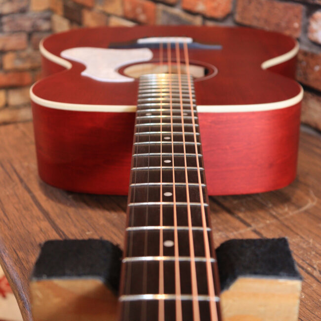 これから始める方にもお勧め！艶消しブラックのエレアコ！クリップチューナーとカポ付きです！！