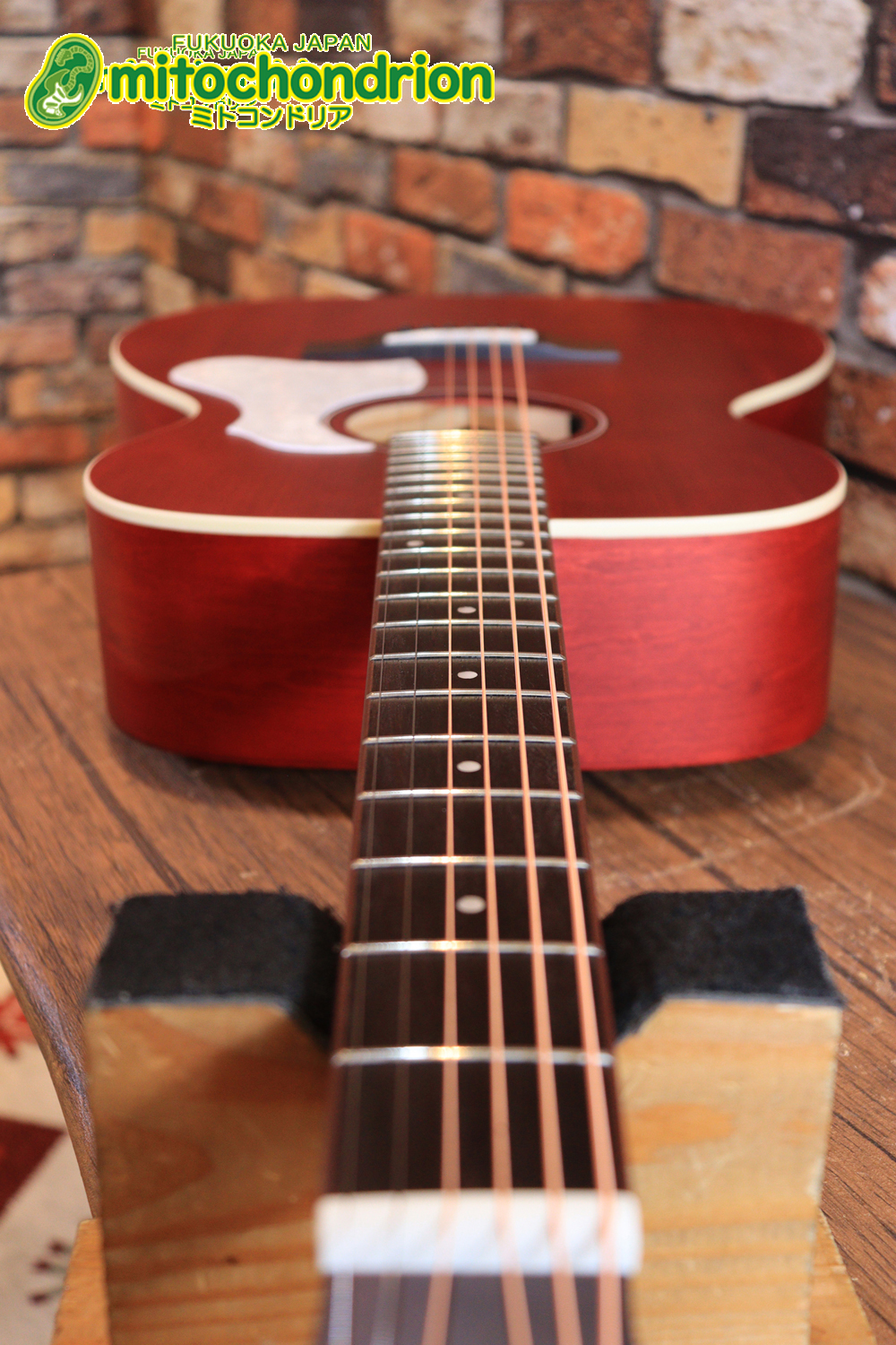 これから始める方にもお勧め！艶消しブラックのエレアコ！クリップチューナーとカポ付きです！！