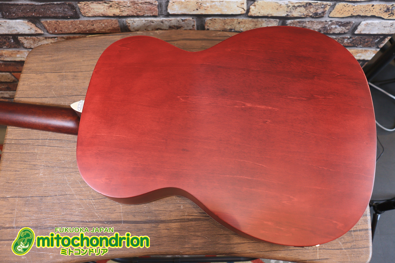 これから始める方にもお勧め！艶消しブラックのエレアコ！クリップチューナーとカポ付きです！！