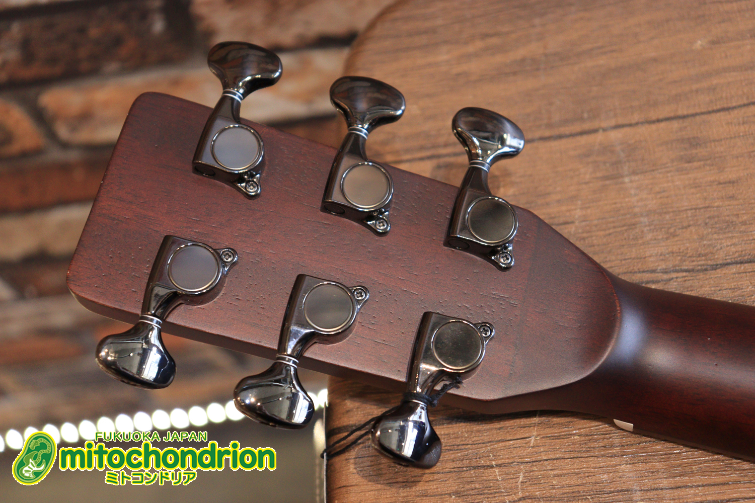 これから始める方にもお勧め！艶消しブラックのエレアコ！クリップチューナーとカポ付きです！！