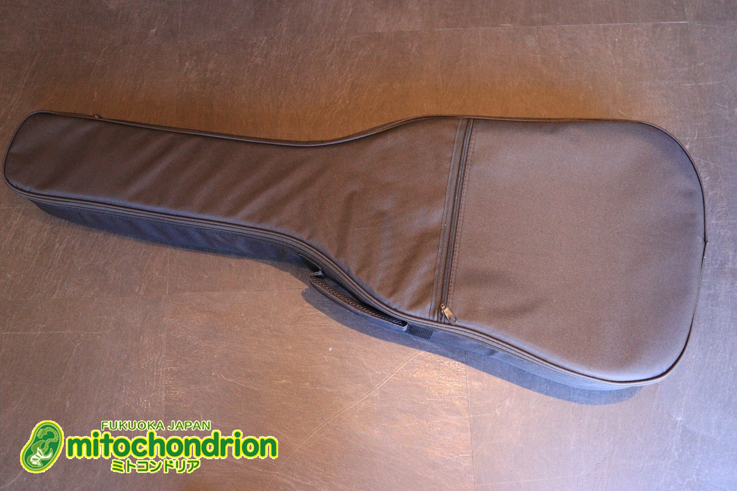 これから始める方にもお勧め！艶消しブラックのエレアコ！クリップチューナーとカポ付きです！！