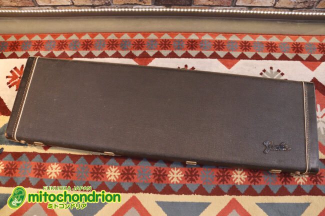 ロゴが取れてしまっていますが、1970年代中期のハードケースです！