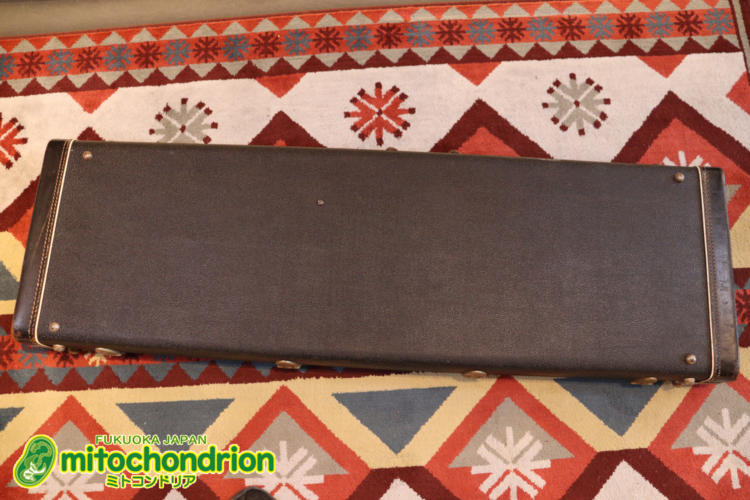 ロゴが取れてしまっていますが、1970年代中期のハードケースです！