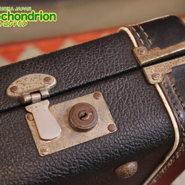 ロゴが取れてしまっていますが、1970年代中期のハードケースです！