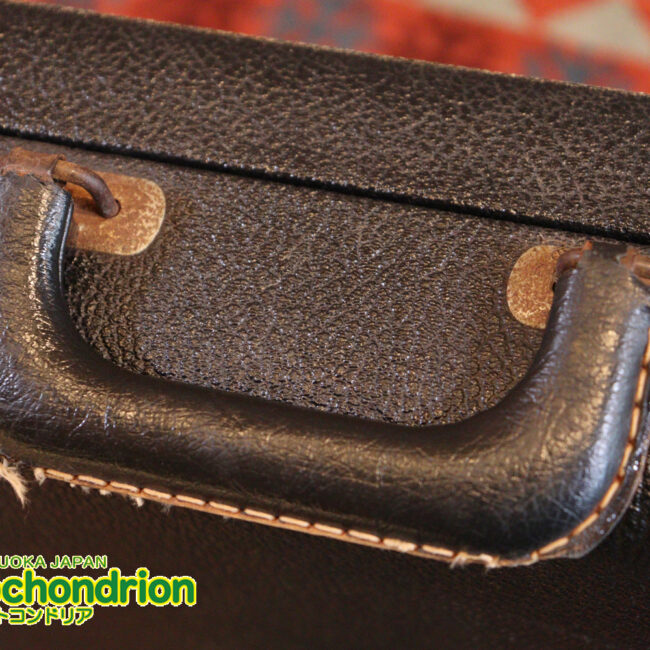 ロゴが取れてしまっていますが、1970年代中期のハードケースです！