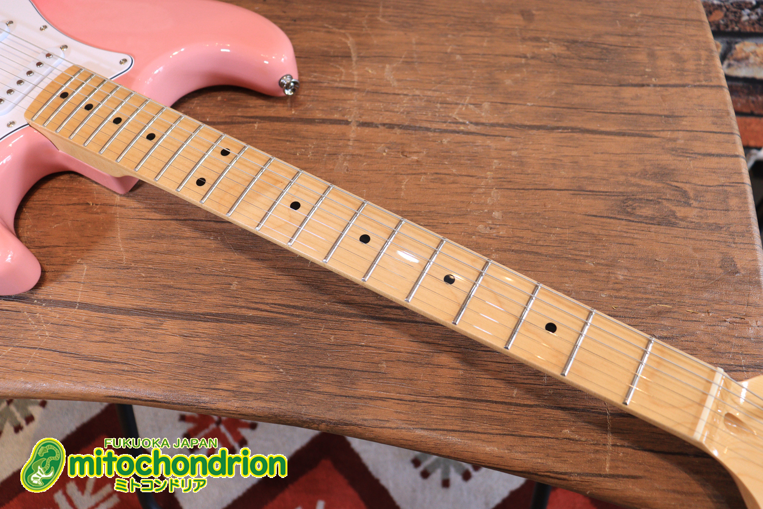 これからギターを始めたい方にもお勧め！ピンクバースト！