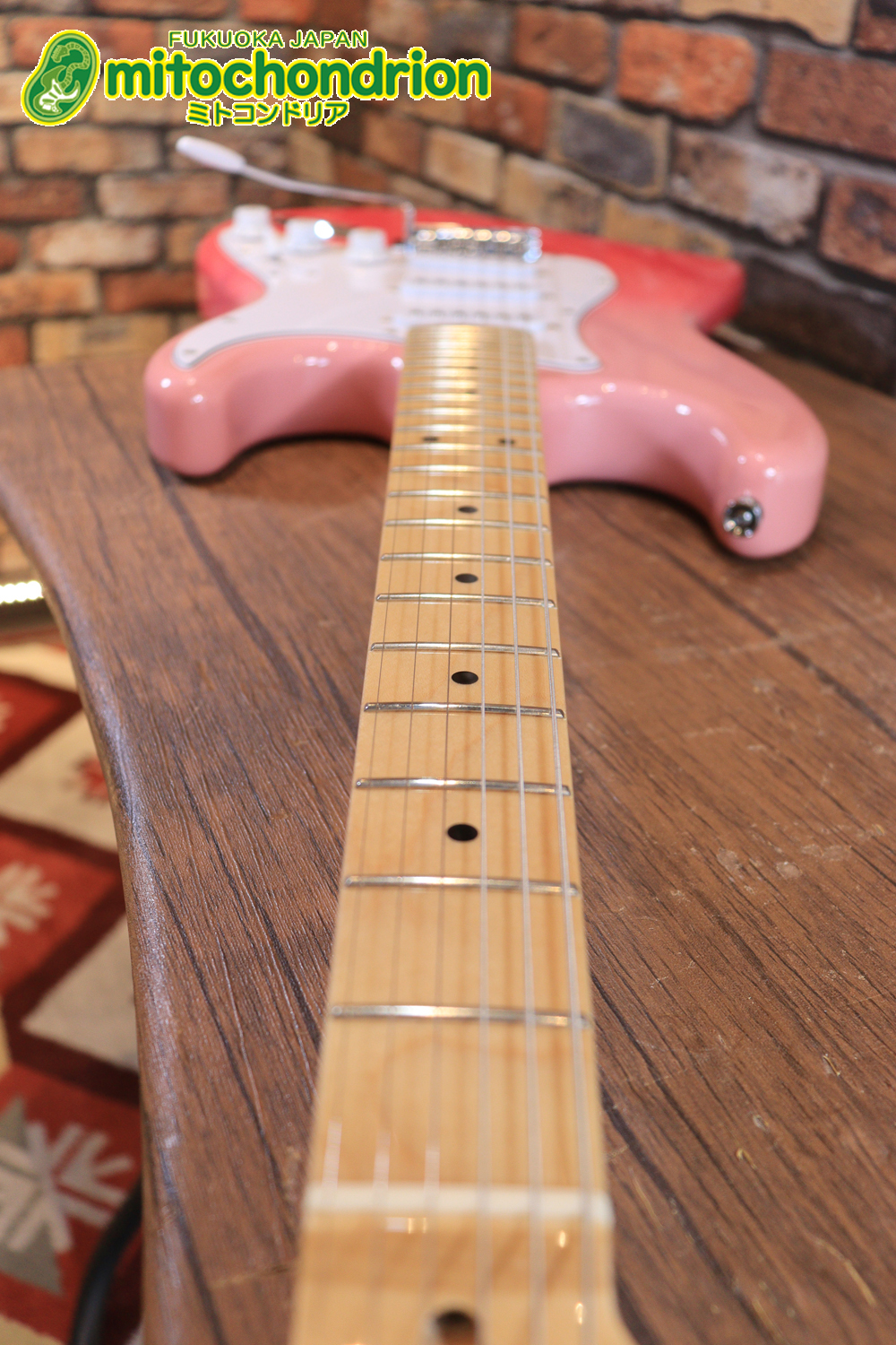 これからギターを始めたい方にもお勧め！ピンクバースト！