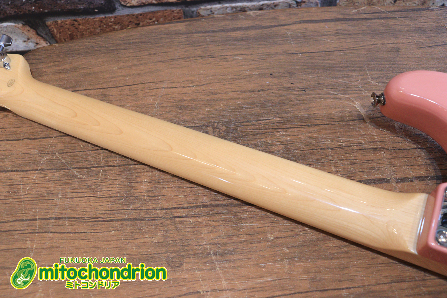 これからギターを始めたい方にもお勧め！ピンクバースト！