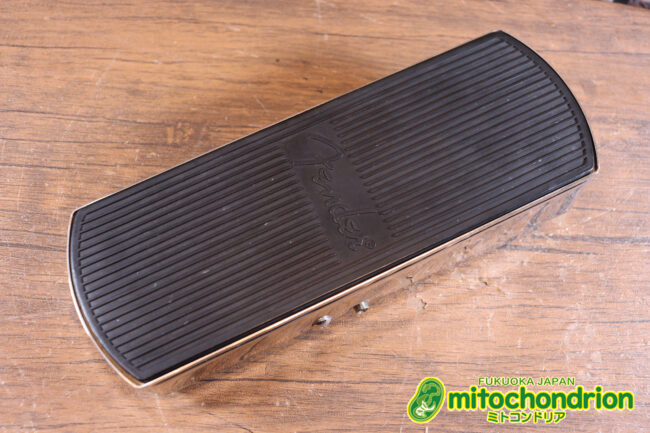 Fenderのヴォリュームとトーンを調節するペダルです！