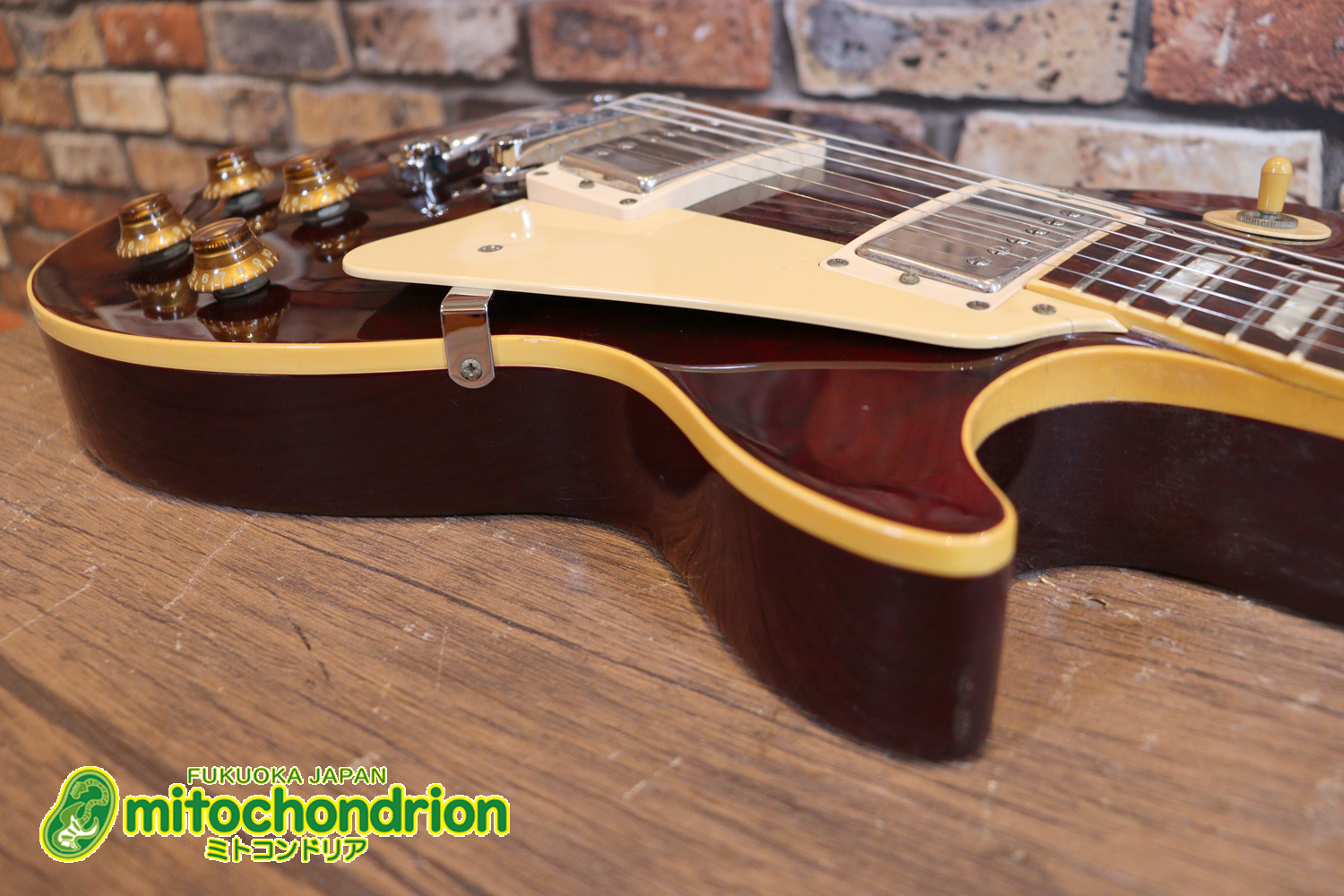 ボディートップがキルトメイプルっぽい木目のレスポールスタンダードです！