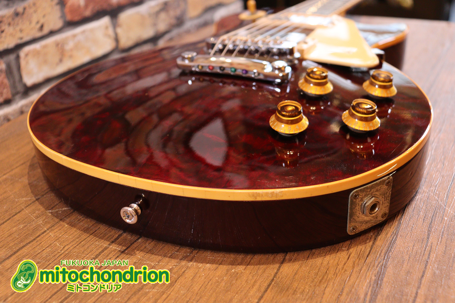 ボディートップがキルトメイプルっぽい木目のレスポールスタンダードです！