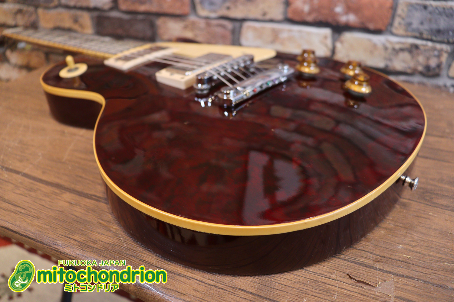 ボディートップがキルトメイプルっぽい木目のレスポールスタンダードです！