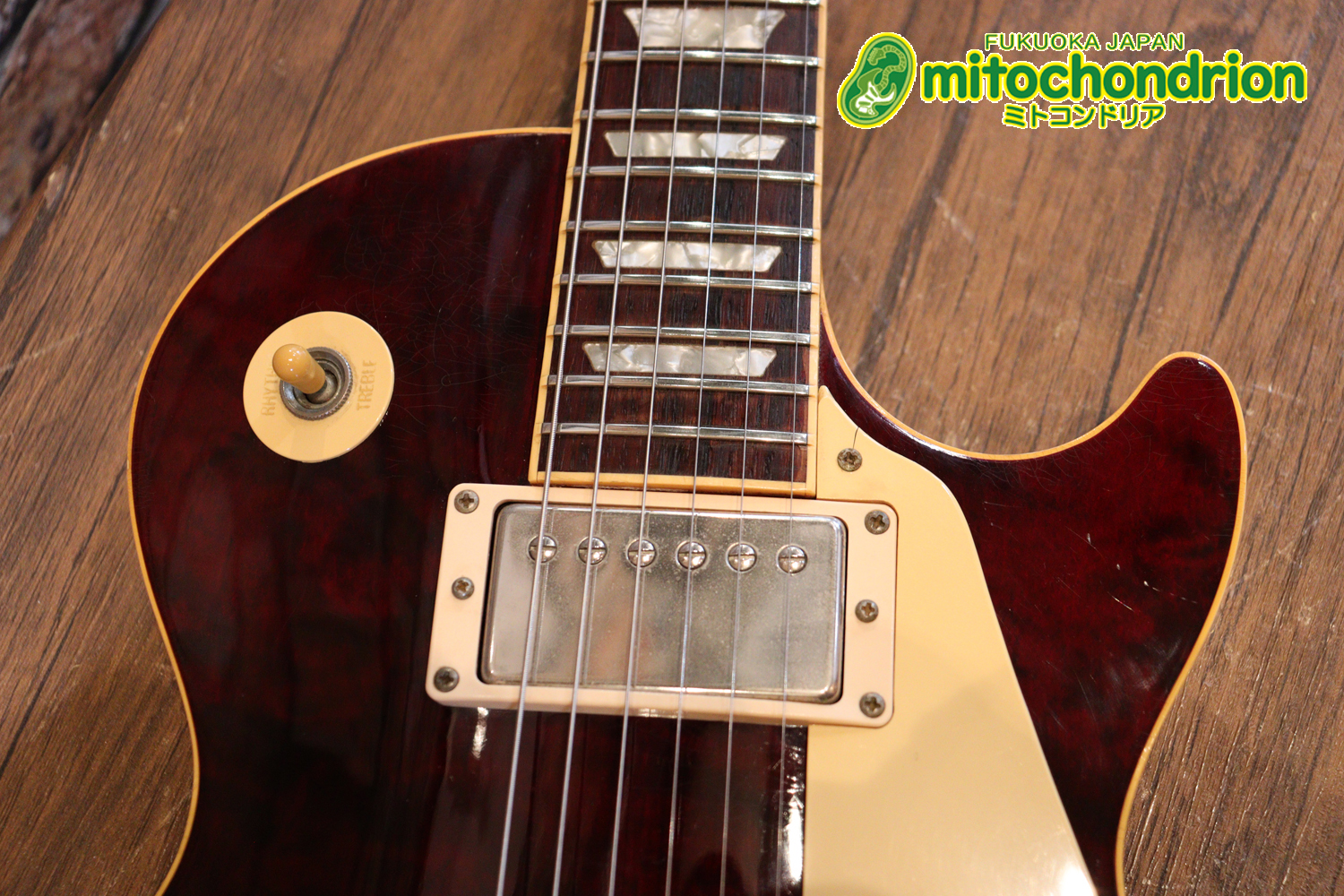 ボディートップがキルトメイプルっぽい木目のレスポールスタンダードです！