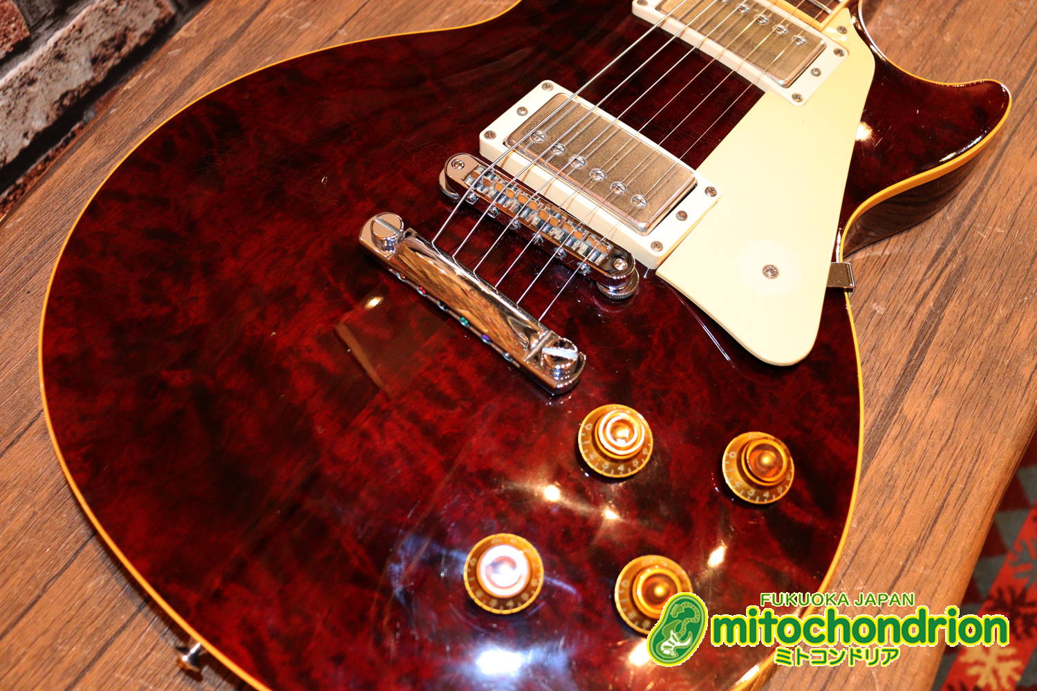 ボディートップがキルトメイプルっぽい木目のレスポールスタンダードです！