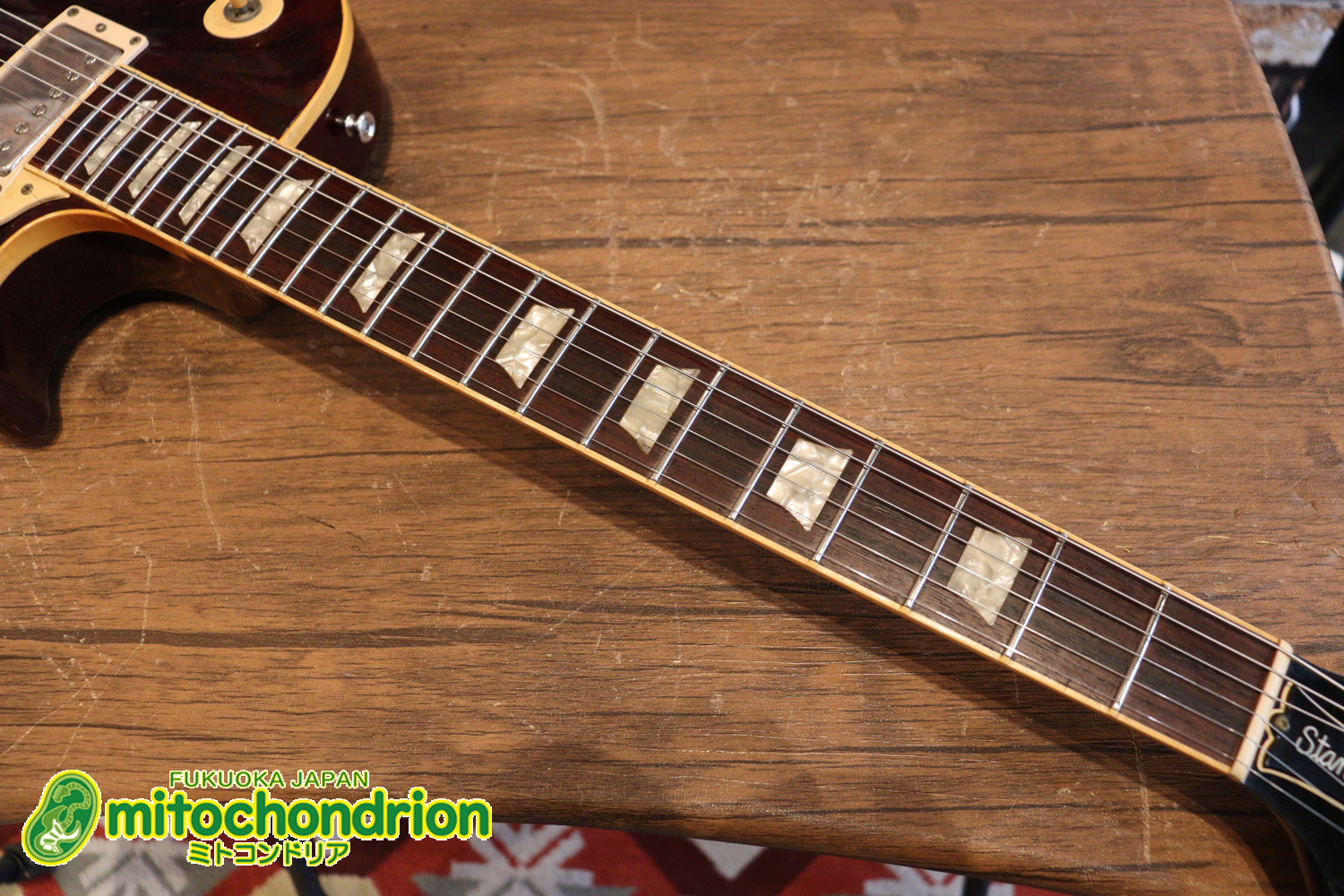ボディートップがキルトメイプルっぽい木目のレスポールスタンダードです！