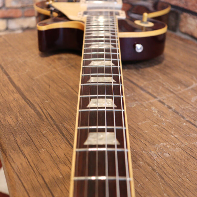 ボディートップがキルトメイプルっぽい木目のレスポールスタンダードです！