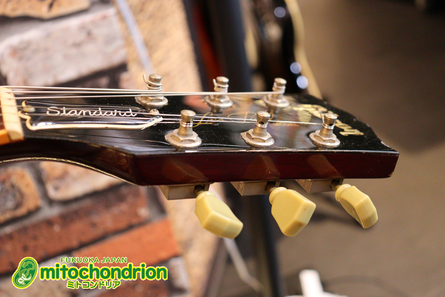 ボディートップがキルトメイプルっぽい木目のレスポールスタンダードです！