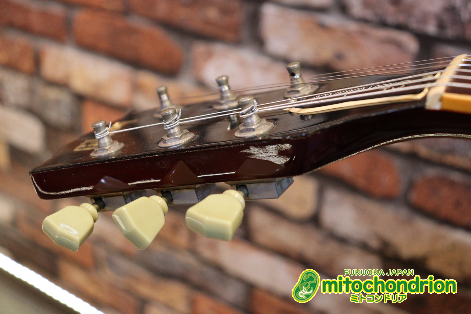 ボディートップがキルトメイプルっぽい木目のレスポールスタンダードです！