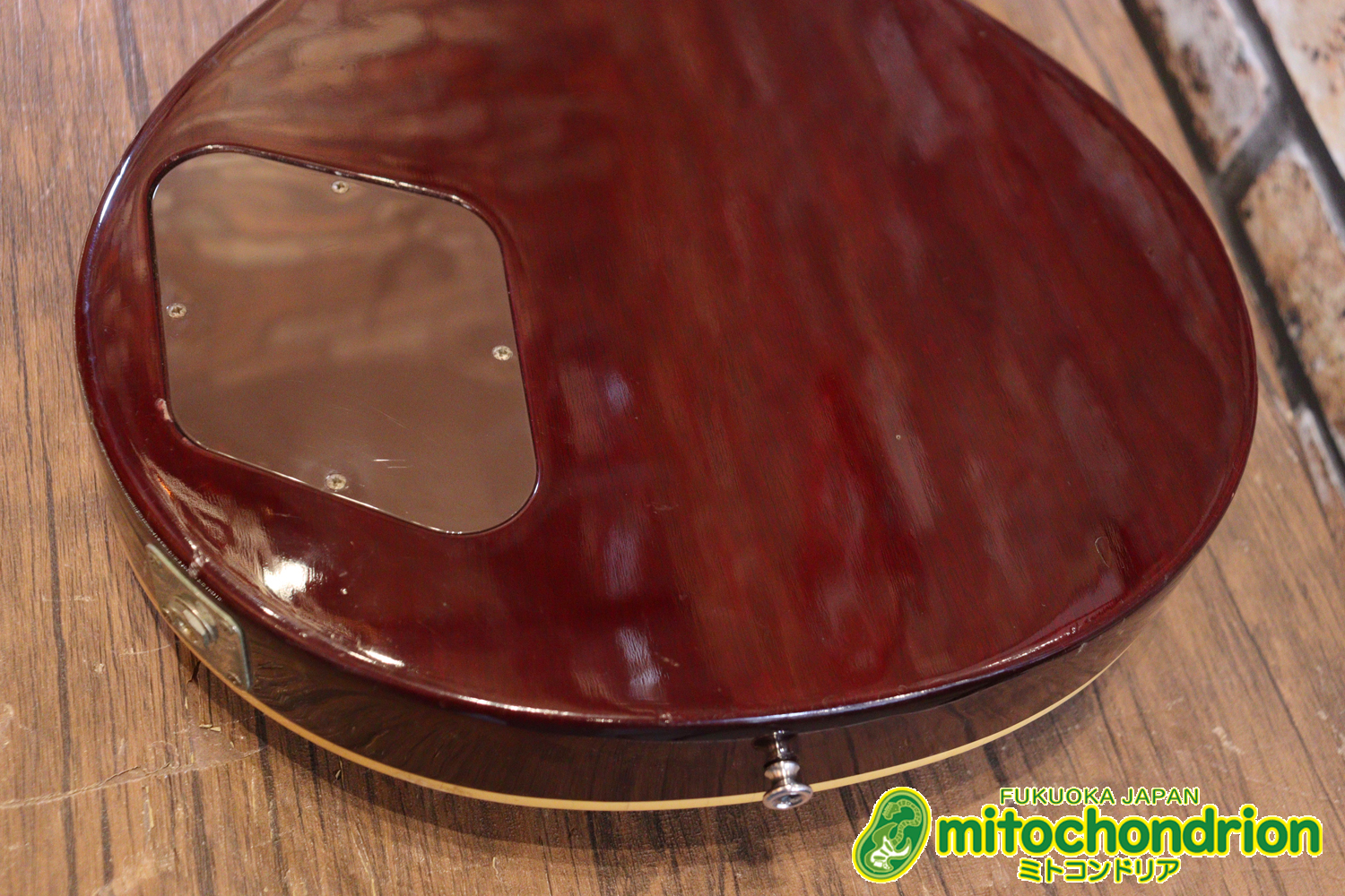 ボディートップがキルトメイプルっぽい木目のレスポールスタンダードです！