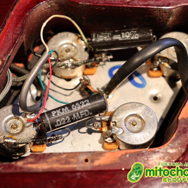 ボディートップがキルトメイプルっぽい木目のレスポールスタンダードです！