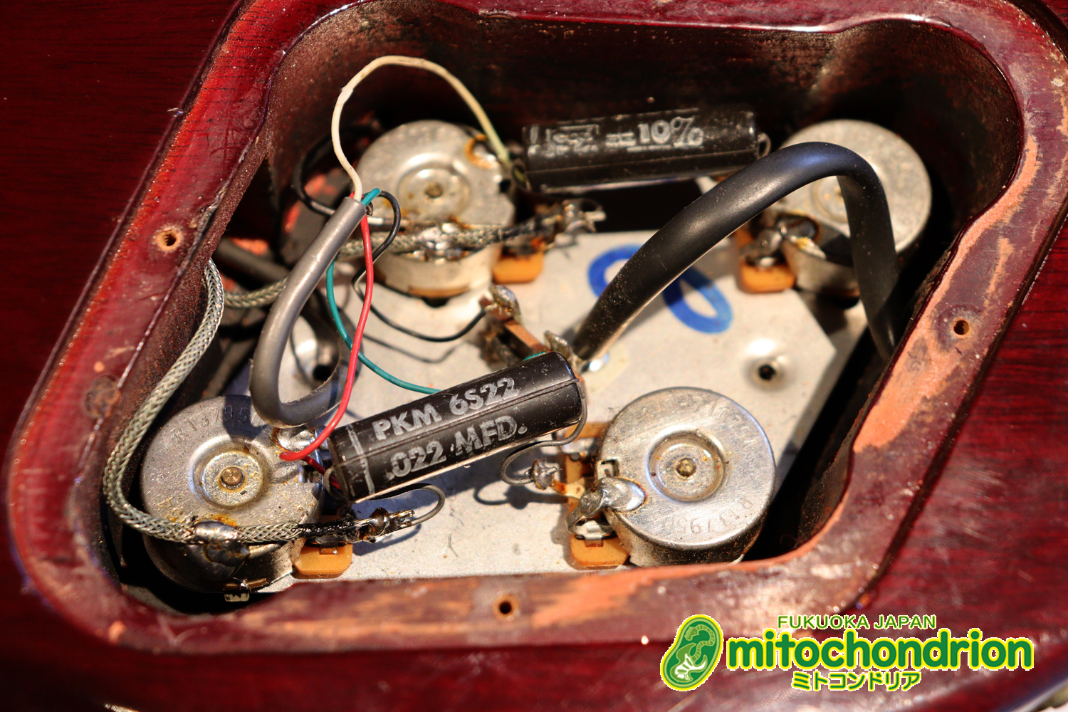 ボディートップがキルトメイプルっぽい木目のレスポールスタンダードです！