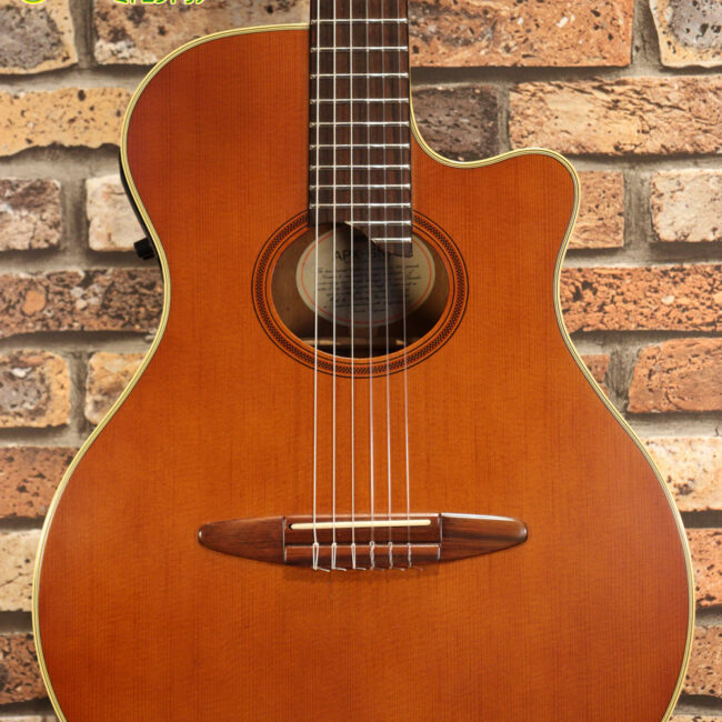 プリアンプから、回路が外されてしまっているのでパッシブピックアップ状態です。