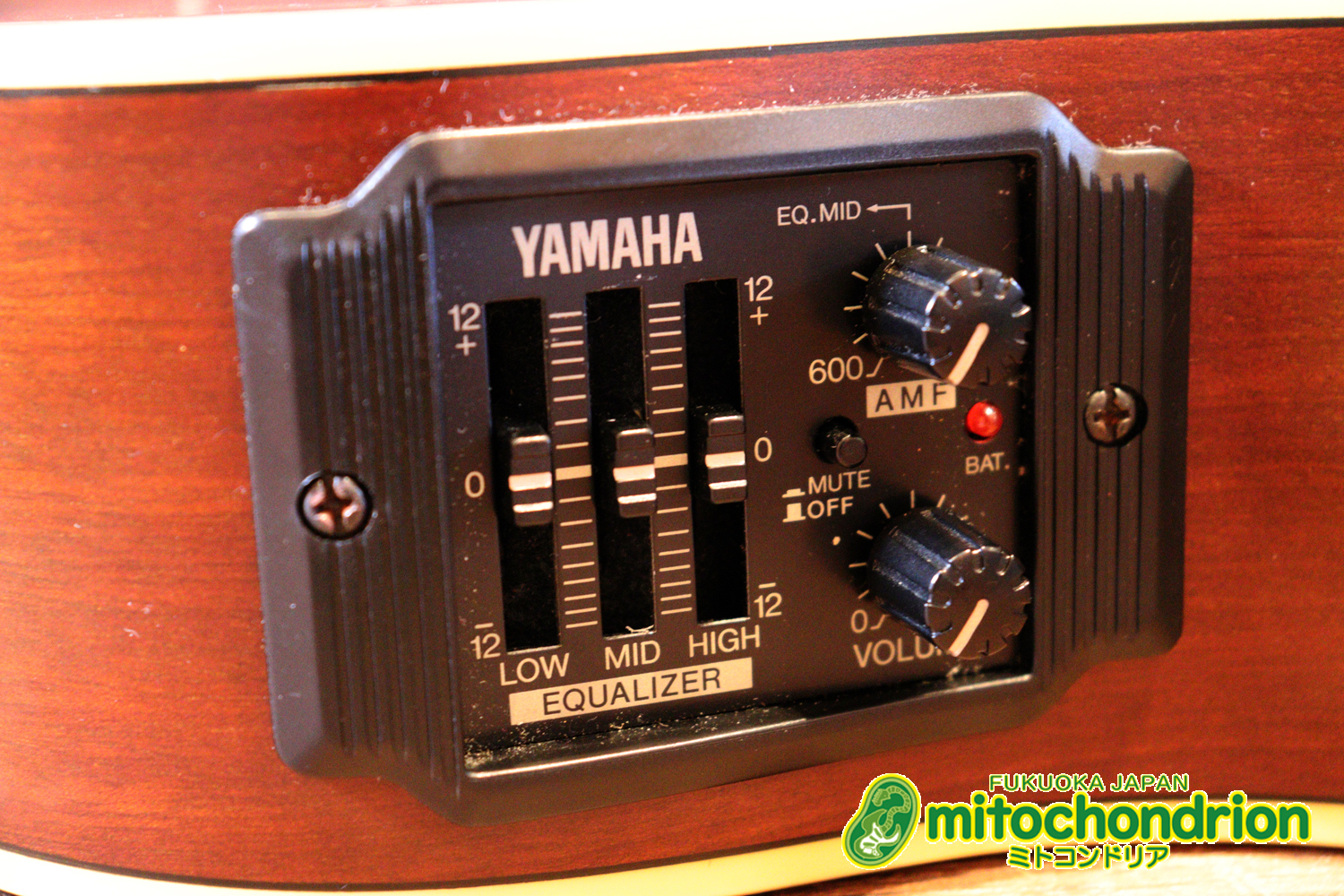 プリアンプから、回路が外されてしまっているのでパッシブピックアップ状態です。