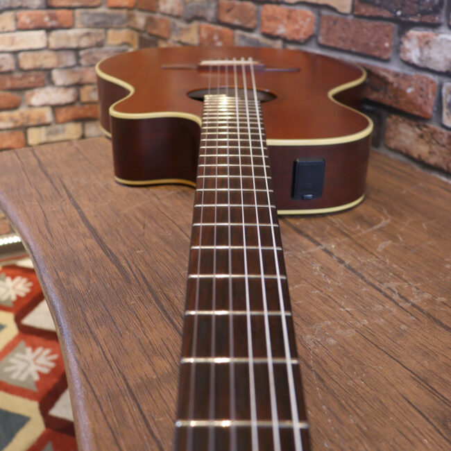 プリアンプから、回路が外されてしまっているのでパッシブピックアップ状態です。