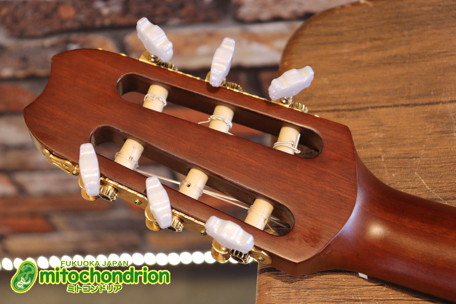 プリアンプから、回路が外されてしまっているのでパッシブピックアップ状態です。