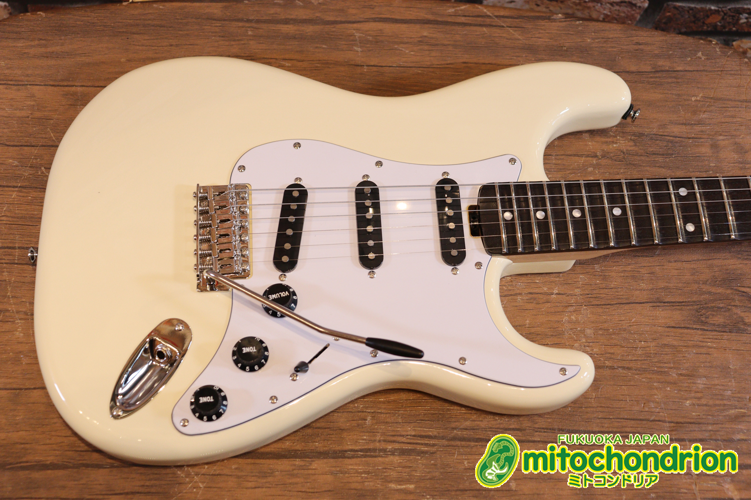 ローズ指板のスキャロップ仕様！ブラックパーツにモディファイ済です。２