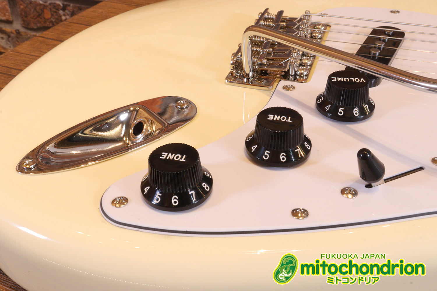 ローズ指板のスキャロップ仕様！ブラックパーツにモディファイ済です。２