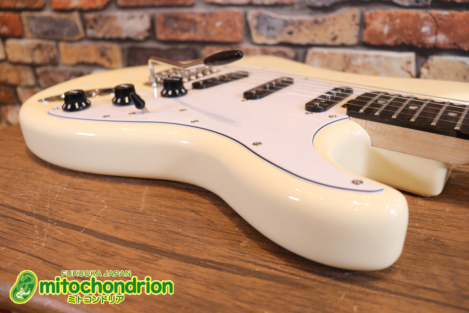 ローズ指板のスキャロップ仕様！ブラックパーツにモディファイ済です。２