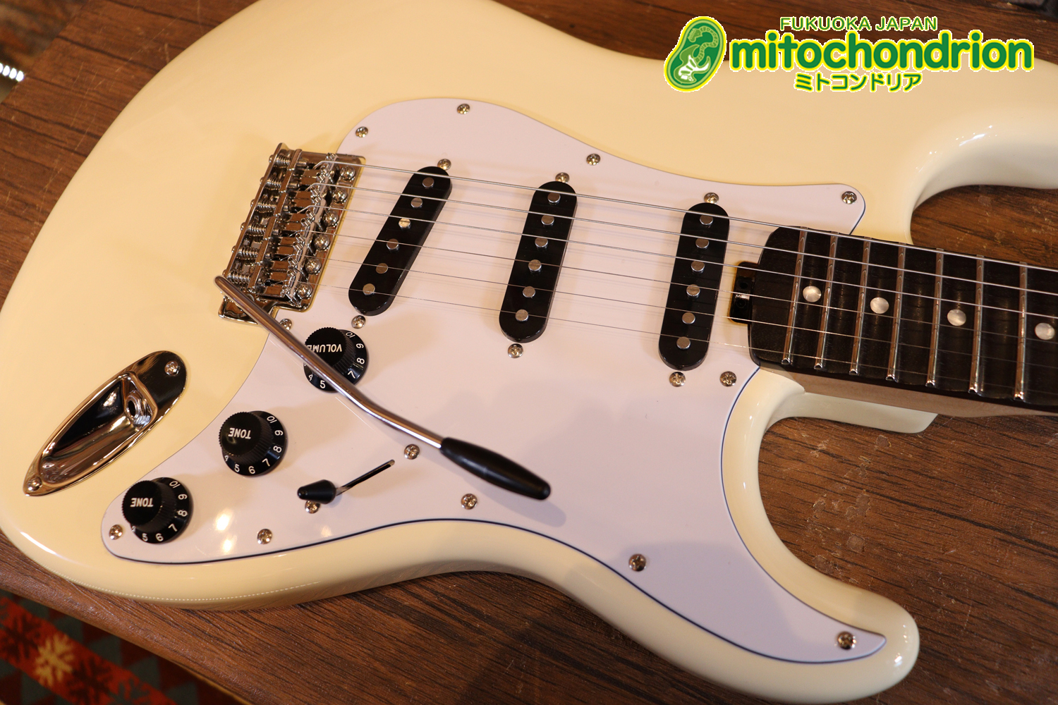 ローズ指板のスキャロップ仕様！ブラックパーツにモディファイ済です。２