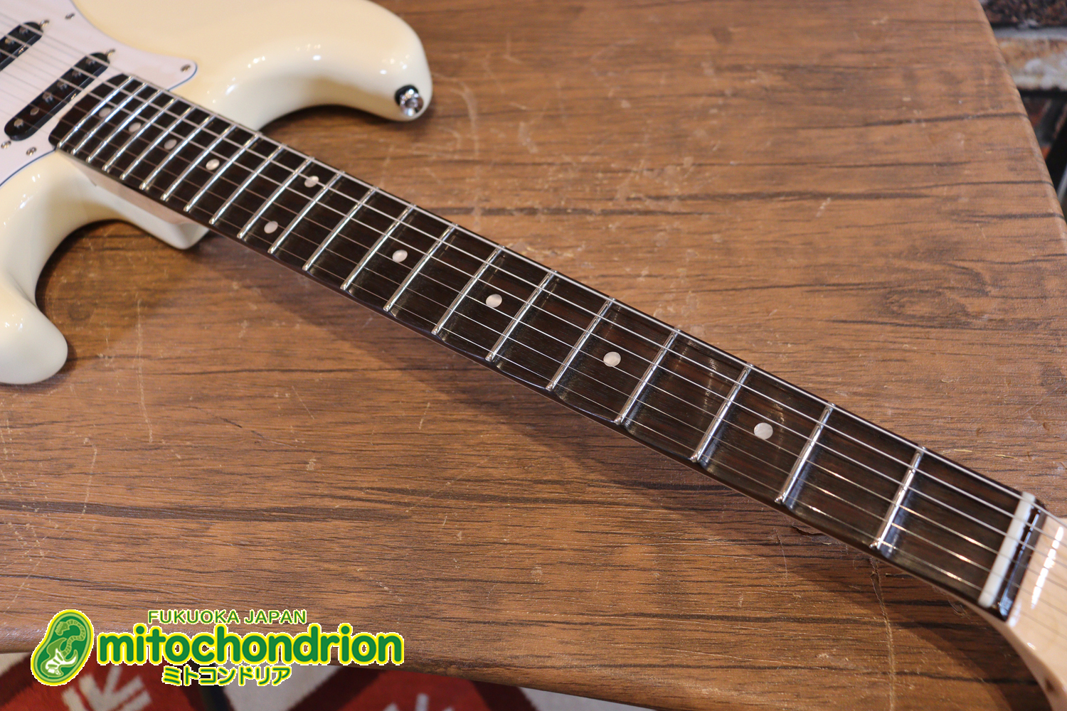 ローズ指板のスキャロップ仕様！ブラックパーツにモディファイ済です。２