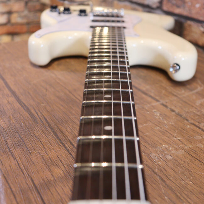 ローズ指板のスキャロップ仕様！ブラックパーツにモディファイ済です。２