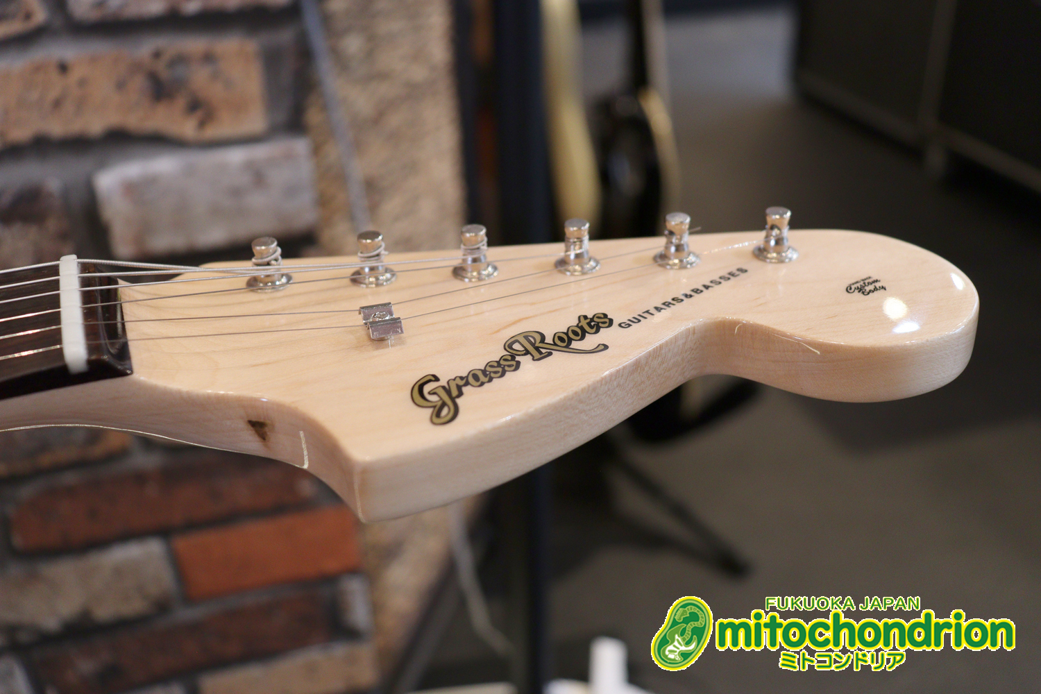 ローズ指板のスキャロップ仕様！ブラックパーツにモディファイ済です。２